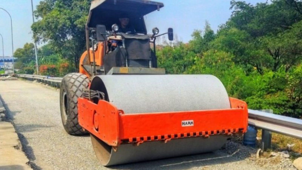 Pekerjaan perbaikan jalan di Simpang Susun Bekasi Barat pada Ruas Tol Jakarta-Cikampek. (ANTARA/Pradita Kurniawan Syah).