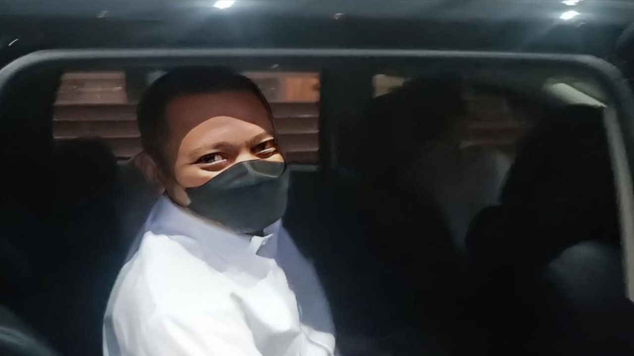 Direktur Pelayanan Pelaporan dan Pengaduan Masyarakat (Dumas) KPK,Tomi Murtomo saat meninggalkan Gedung Promoter Polda Metro Jaya, Senin (16/10/2023). ANTARA/Ilham Kausar