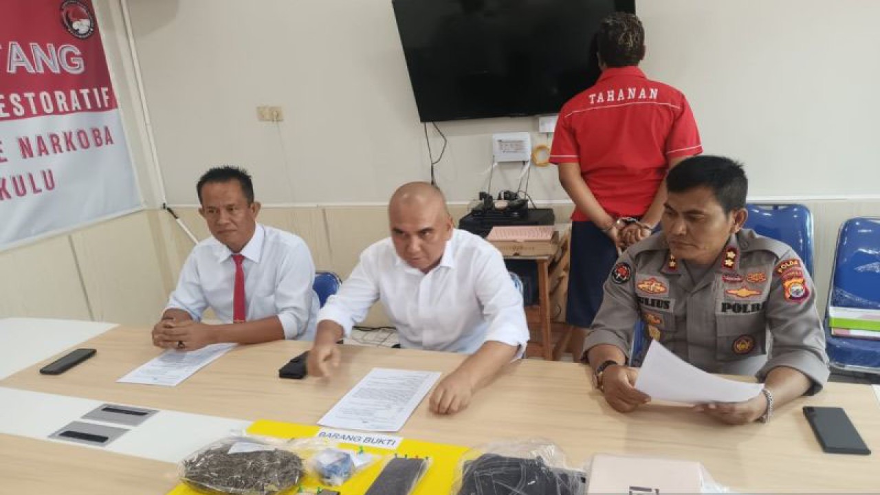 Wakil Dirresnarkoba Polda Bengkulu AKBP Tonny Kurniawan saat menyampaikan rilis di Mapolda Bengkulu. ANTARA/Anggi Mayasari