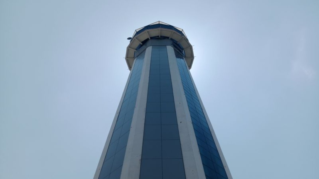 Menara tower pemantauan penebangan di Bandara Internasional Lombok, Nusa Tenggara Barat (NTB) (ANTARA/Akhyar Rosidi)