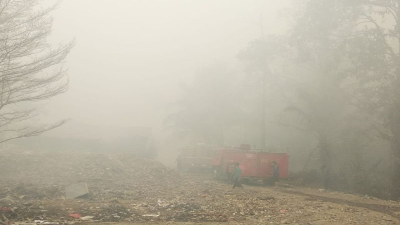 Petugas pemadam kebakaran sedang berupaya memadamkan api di TPA Bakung yang kini meluas mencapai kurang lebih 3 hektare, di Bandarlampung, Sabtu (14/10/2023). (ANTARA/Dian Hadiyatna)