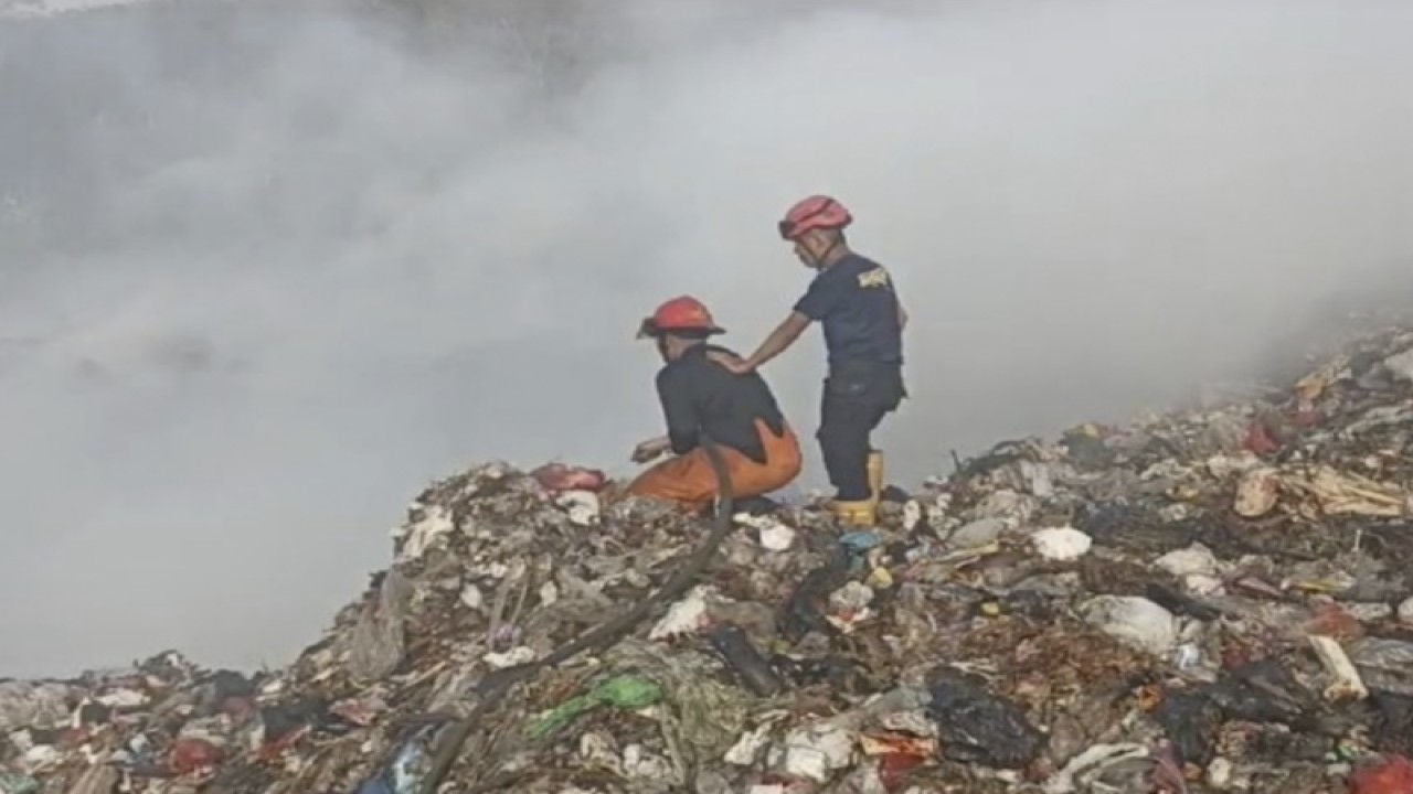 Petugas Pemadam Kebakaran sedang memantau dan memadamkan api di TPA Sampah Bakung. Bandarlampung Senin, (16/10/2023). (ANTARA/Dian Hadiyatna)