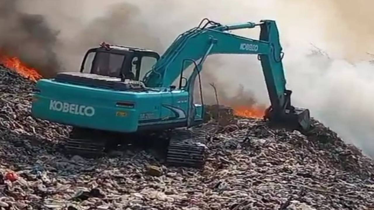 Pemkot Tangerang menerjunkan alat berat ke TPA Rawakucing mulai pagi ini, Sabtu untuk melokalisir api agar tidak menyebar. Hal ini dilakukan agar pemadaman oleh petugas bisa berjalan optimal. Sebab api semakin merambat karena dorongan angin yang kencang. HO/Pemkot Tangerang