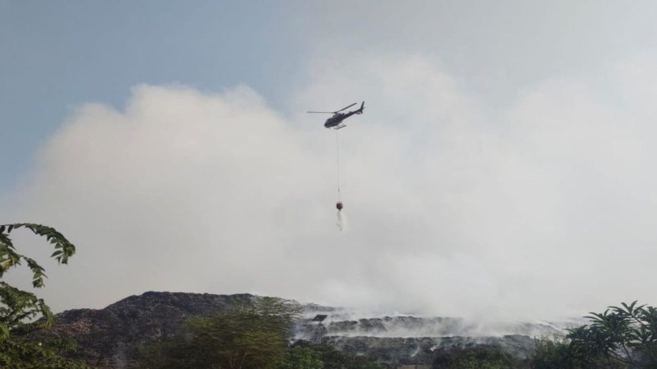 Helikopter water bombing milik BNPB diperbantukan untuk mengatasi kebakaran di TPA Rawakucing Kota Tangerang, Senin (23/10/2023) yang sudah terjadi sejak empat hari sebelumnya. ANTARA/Irfan