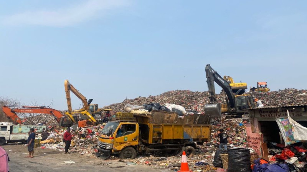 Skema pembuangan sampah dari truk sampah ke TPA Rawakucing diatur karena beberapa area yang digunakan masih dalam proses pemadaman oleh petugas. Tampak mobil truk, Senin (23/10/2023) sedang menuangkan sampah ke area TPA Rawakucing yang aman dari kebakaran. ANTARA/HO-Pemkot Tangerang