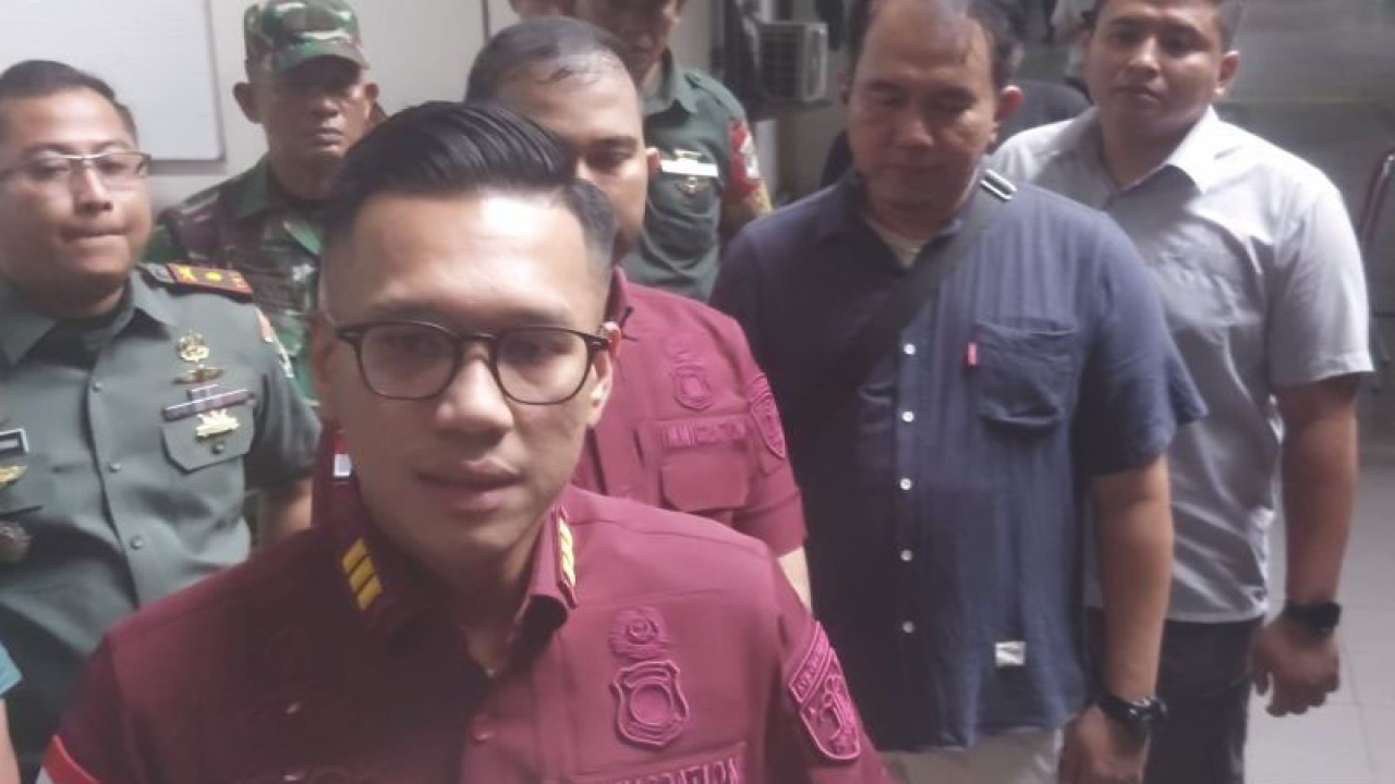 Kepala Seksi Intelijen dan Penindakan Kantor Imigrasi Kelas I TPI Jakarta Utara, Bong Bong Prakoso Napitupulu memberikan keterangan usai melaksanakan operasi gabungan Tim Pengawasan Orang Asing (PORA) di apartemen wilayah Pluit, Penjaringan, Jakarta Utara Kamis (19/10/2023). ANTARA/Abdu Faisal