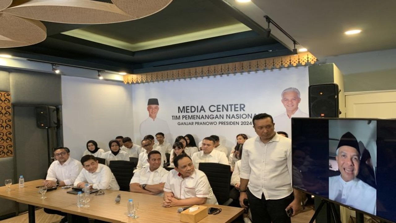 Tim Pemenangan Nasional Ganjar Presiden (TPN GP) berkomunikasi dengan bakal calon presiden dari PDI Perjuangan Ganjar Pranowo melalui panggilan di Media Center TPN GP Jakarta, Minggu (15/10/2023). ANTARA/Mario Sofia Nasution