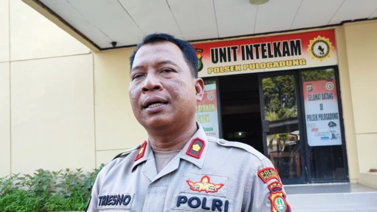 Kapolsek Pulogadung Kompol Triesno saat memberikan keterangan pers di Mapolsek Pulogadung, Jakarta Timur, Senin (16/10/2023). ANTARA/Syaiful Hakim