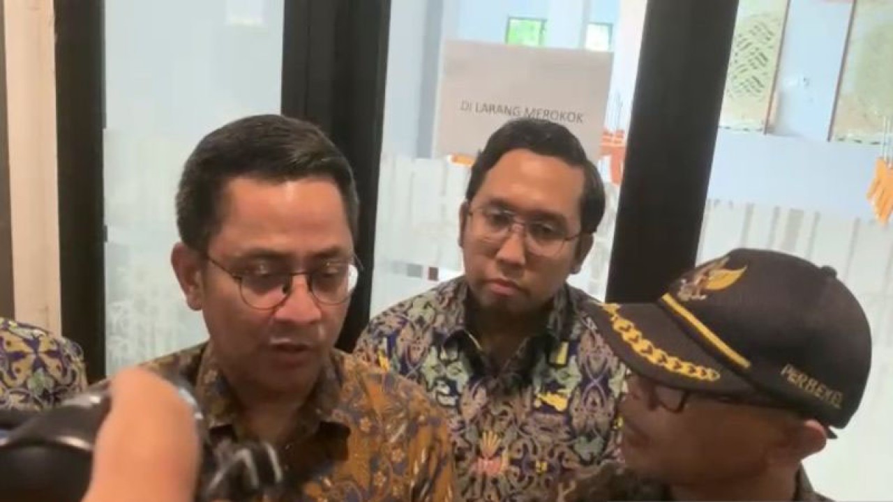 Direktur Jalan Bebas Hambatan Ditjen Bina Marga Kementerian PUPR Triono Junoasmono saat diwawancara soal perkembangan Jalan Tol Gilimanuk-Mengwi, Badung, Bali, Rabu (11/10/2023). ANTARA/Ni Putu Putri Muliantari