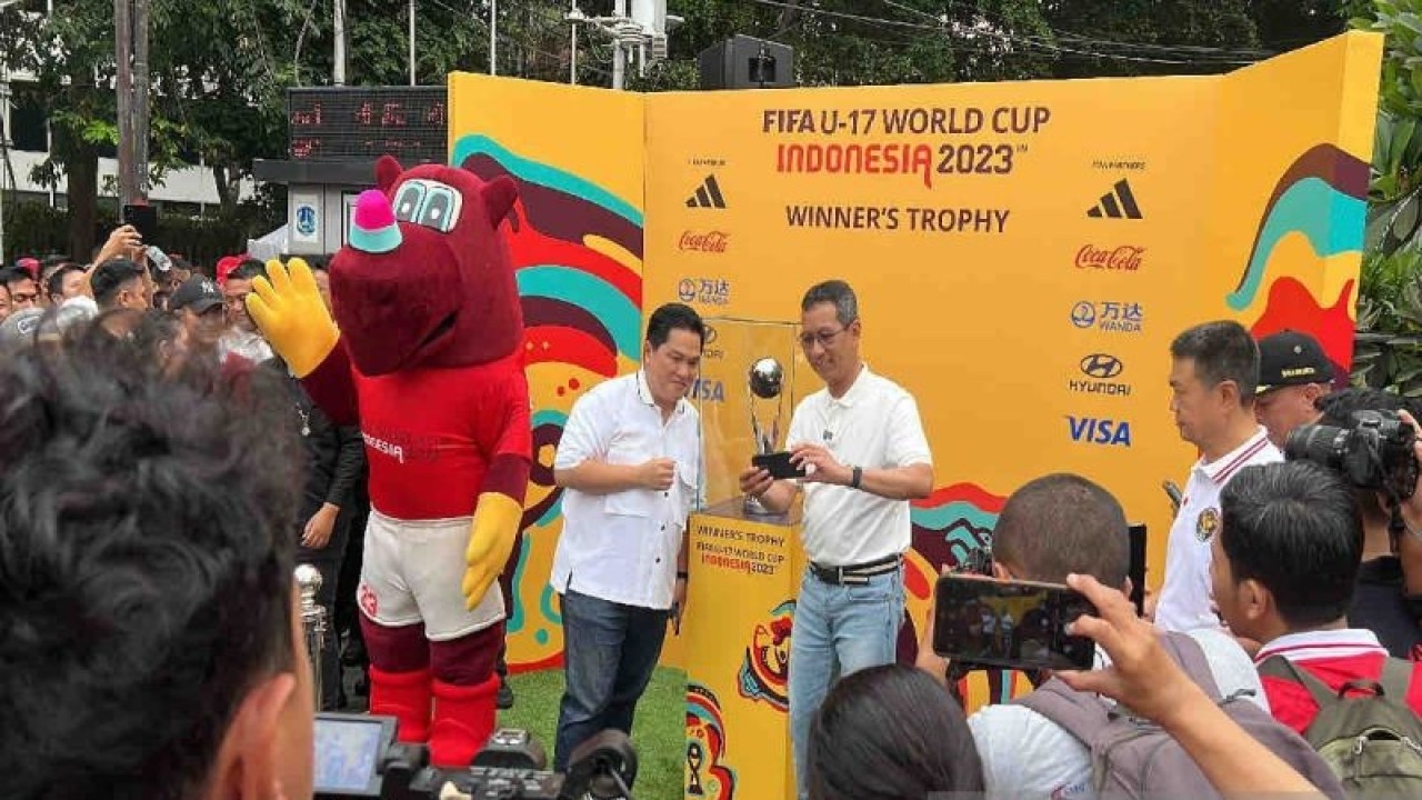 Ketua PSSI Erick Thohir dan Penjabat (Pj) Gubernur DKI Jakarta Heru Budi Hartono membuka pameran trofi Piala Dunia U-17 di kawasan Bundaran Hotel Indonesia (HI) Jakarta, Minggu (15/10/2023). ANTARA/Harianto