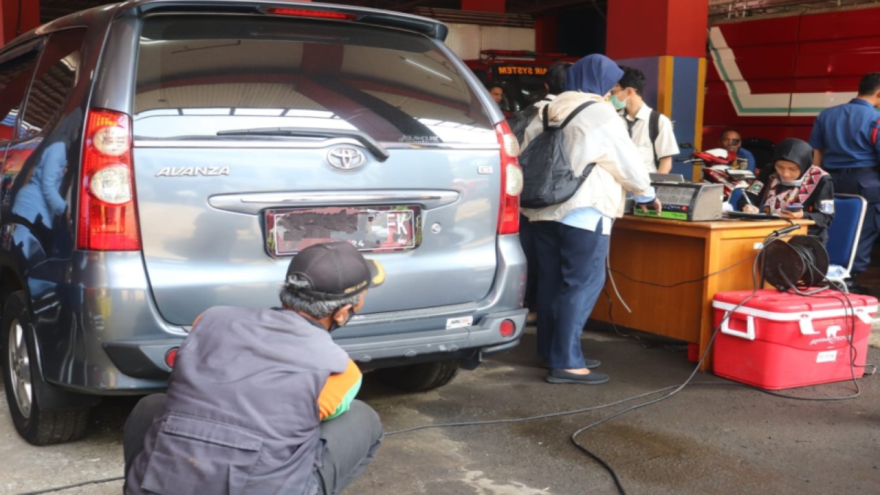Petugas melakukan uji emisi di kantor Suku Dinas Penanggulangan Kebakaran dan Penyelamatan (Gulkarmat), Kebayoran Lama, Jakarta Selatan (05/10/2023). ANTARA/HO-Diskominfotik Pemkot Jakarta Selatan