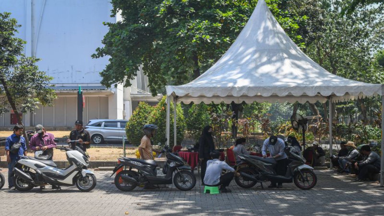 Sejumlah pengendara sepeda motor mengantre untuk uji emisi oleh petugas Suku Dinas Lingkungan Hidup Pemkot Jakarta Utara di Ancol, Jakarta, Selasa (12/9/2023). Satgas Pengendalian Polusi Udara Polda Metro Jaya menghentikan kebijakan penilangan yang berkaitan dengan uji emisi kendaraan roda dua maupun roda empat karena dinilai tidak efektif. ANTARA FOTO/Aditya Pradana Putra/rwa. (ANTARA FOTO/ADITYA PRADANA PUTRA)