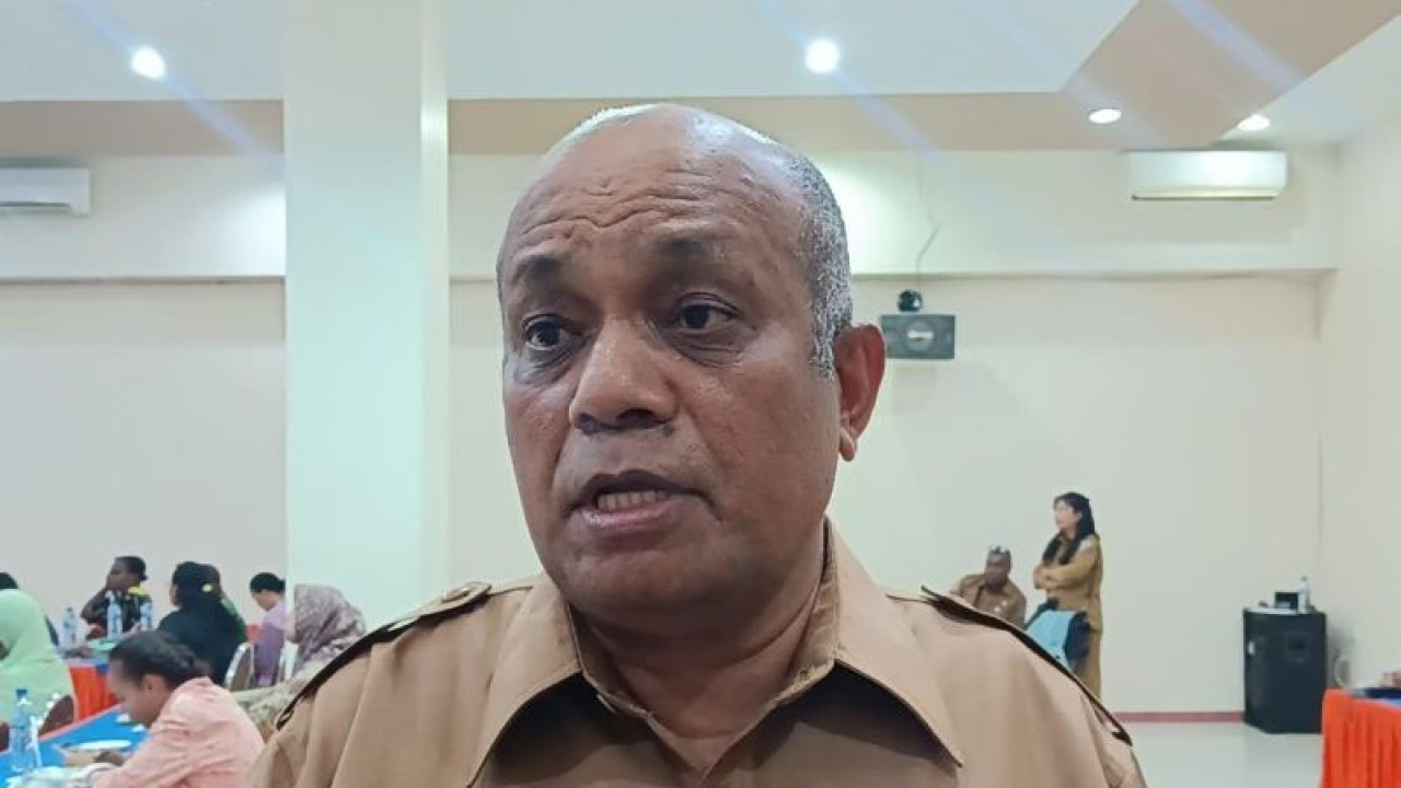 Kepala Dinas Koperasi dan UKM Provinsi Papua Barat Enos Aronggear saat diwawancara awak media di Manokwari, Selasa (24/10/2023). ANTARA/Fransiskus Salu Weking