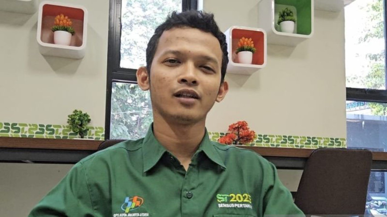 Statistisi Ahli Pertama BPS Kota Jakarta Utara Ulul Azmi Afrizal Rizqi ditemui di kantornya kawasan Koja, Jakarta Utara, Selasa (17/10/2023). ANTARA/Abdu Faisal