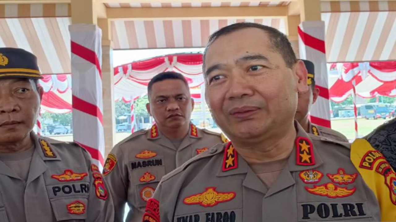 Kapolda NTB Irjen Pol. Raden Umar Faroq (kanan) memberikan keterangan pers terkait dengan pengamanan Pemilu 2024 di Lapangan Bhara Daksa Polda NTB, Mataram, Jumat (27/10/2023). ANTARA/Dhimas B.P.