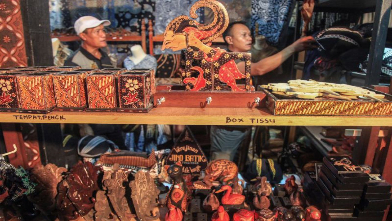 Pengunjung memilih produk UMKM kerajinan asal Klaten dalam gelaran Jateng Fair 2023 di Pusat Rekeasi dan Promosi Pembangunan, Semarang, Jawa Tengah, Kamis (6/7/2023). . ANTARA FOTO/Makna Zaezar/Spt.