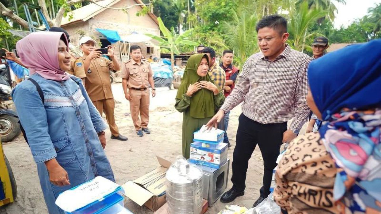 Bupati OKU Timur menyalurkan bantuan untuk UMKM. (ANTARA/Edo Purmana/23)