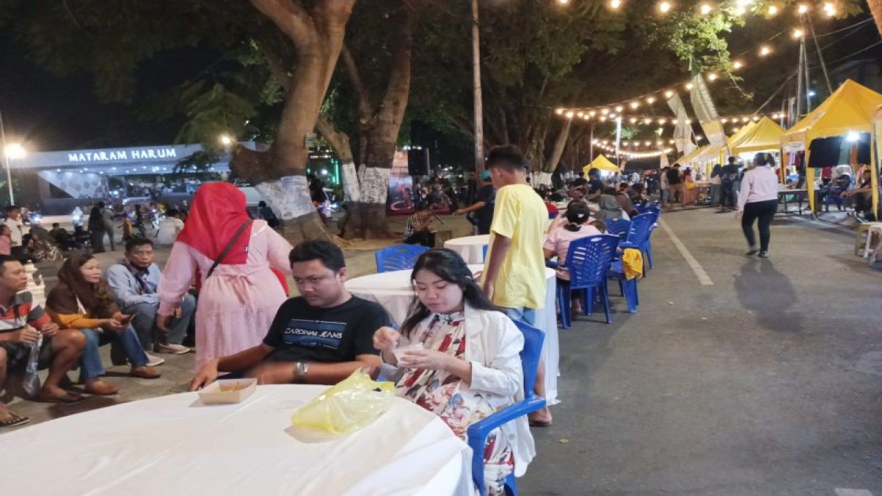 Ilustrasi: sejumlah pengunjung menunggu pesanan makanan di bazar "Mataram culinary festival" yang dilaksanakan Pemerintah Kota Mataram, Provinsi Nusa Tenggara Barat, selama kegiatan MotoGP Lombok 13-15 Oktober 2023. (ANTARA/HO)