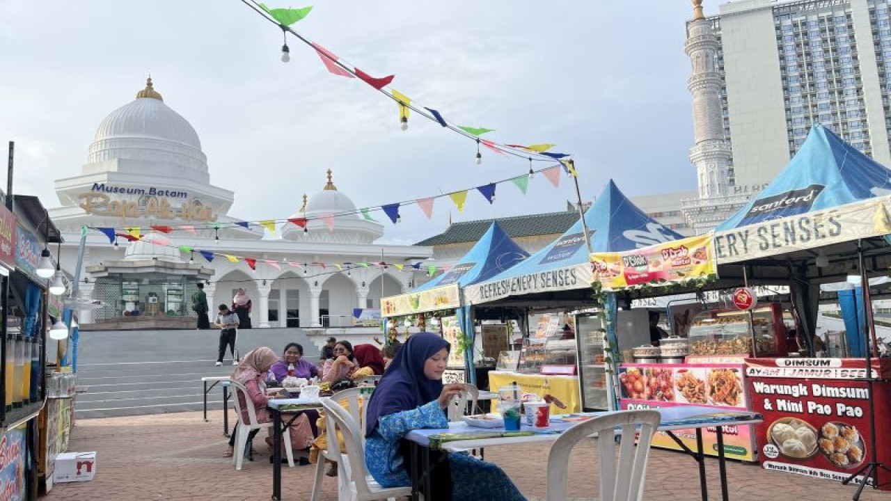 Sejumlah warga saat menikmati kuliner di bazar UMKM pada Hari Jadi Museum Batam Raja Ali Haji 2023. ANTARA/Jessica