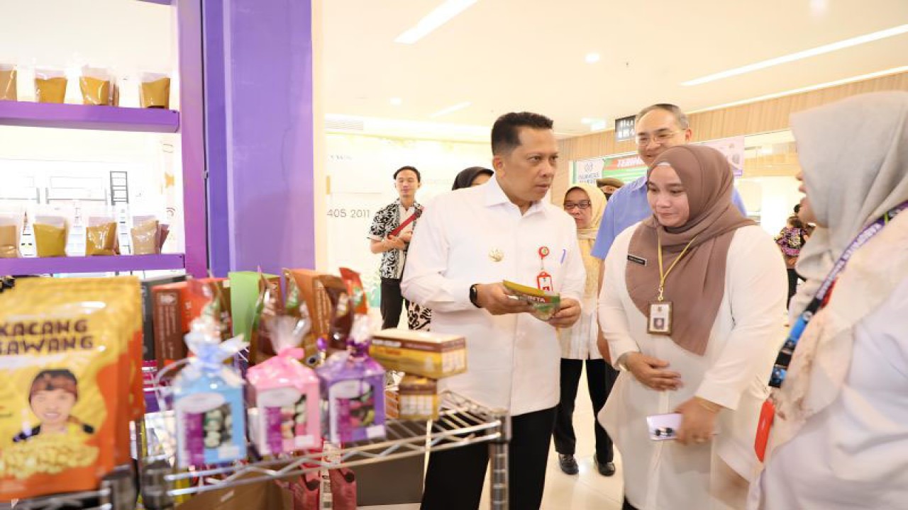 Pj Bupati Tangerang Andi Ony Prihartono saat menijau pameran produk UMKM lokal di salah satu mal yang ada di Kabupaten Tangerang. ANTARA/HO-Pemkab Tangerang