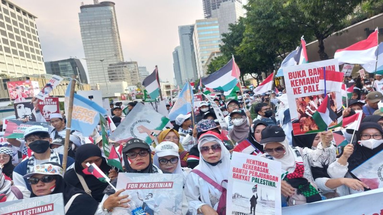 Ratusan orang dari sejumlah elemen masyarakat dan organisasi menggelar aksi damai bela Palestina di depan Kantor Perwakilan Perserikatan Bangsa-Bangsa (PBB) di Jalan MH Thamrin, Jakarta pusat. Jumat, (20/10/2023). ANTARA/Erlangga Bregas Prakoso