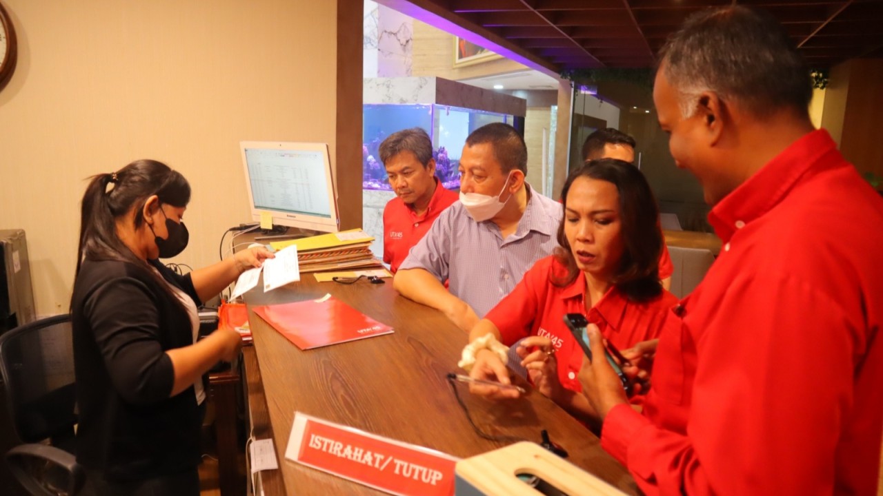 UTA '45 Jakarta protes terhadap pemblokiran SABH Yayasan Perguruan Tinggi 17 Agustus 1945 Jakarta, Rabu (25/10/2023). (ANTARA/Yude)