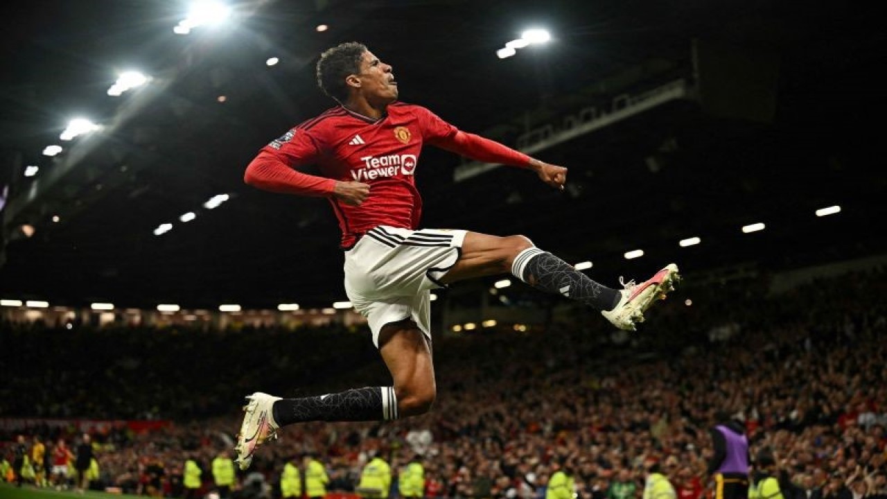 Pesepak bola  Manchester United Raphael Varane melakukan selebrasi setelah mencetak gol ke gawang Wolverhampton Wanderers dalam laga Liga Inggris, di Stadion Old Trafford, Manchester, Inggris, Senin (14/8/2023).  Manchester United menang1-0 atas Wolverhampton Wanderers  lewat gol tunggal yang di cetak oleh Varane . ANTARA FOTO/Reuters-Dylan Martinez/hp.