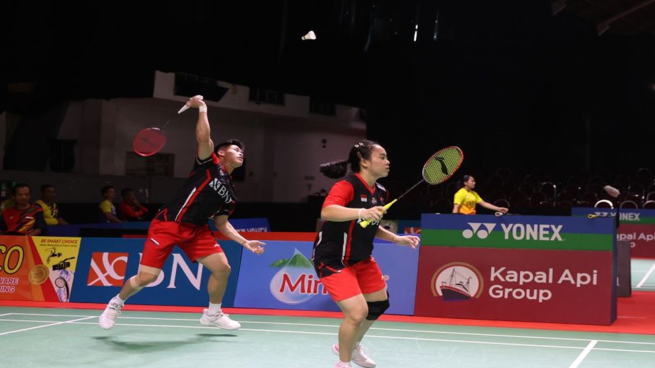 Ganda campuran Verrell Yustin Mulia/Priskila Venus Elsadai melangkah ke perempat final Indonesia International Challenge 2023 usai menundukkan Yuta Eto/Ayumi Kamiyama (Jepang) dengan dua gim langsung 21-14, 21-15 di Surabaya, Kamis. (ANTARA/HO-PP PBSI)