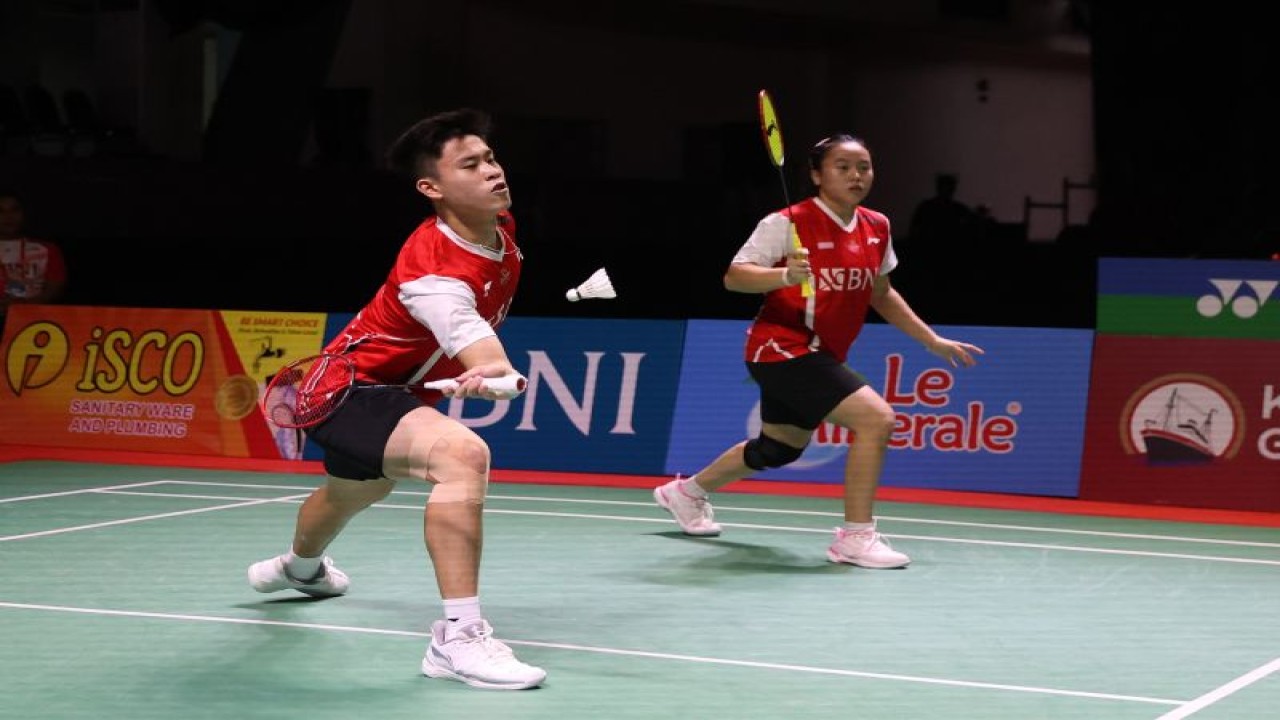 Ganda campuran Verrell Yustin Mulia/Priskila Venus Elsadai berusaha mengembalikan shuttlecock saat berlaga dalam babak perempat final Indonesia International Challenge 2023 di Surabaya, Jawa Timur, Jumat.