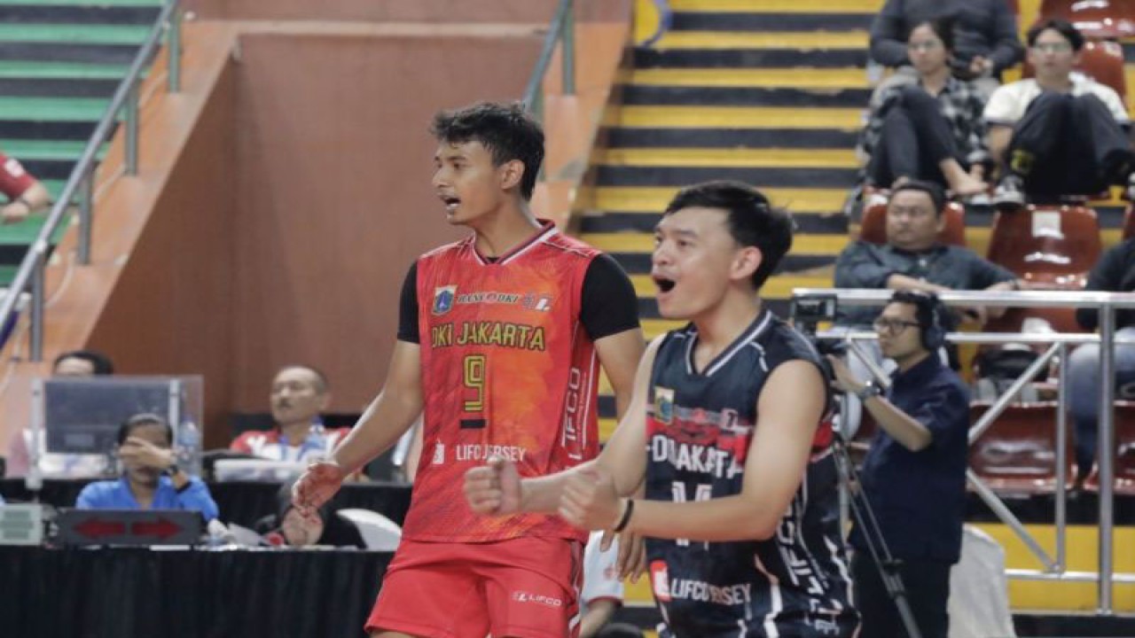 Para pemain tim putra DKI Jakarta berselebrasi usai mencatatkan poin saat menghadapi NTB dalam Kejurnas Bola Voli Indoor Babak Kualifikasi PON XXI/2023 yang berlangsung di GOR Bulungan, Jakarta, Senin (24/10/2023). (ANTARA/HO-PP PBVSI)