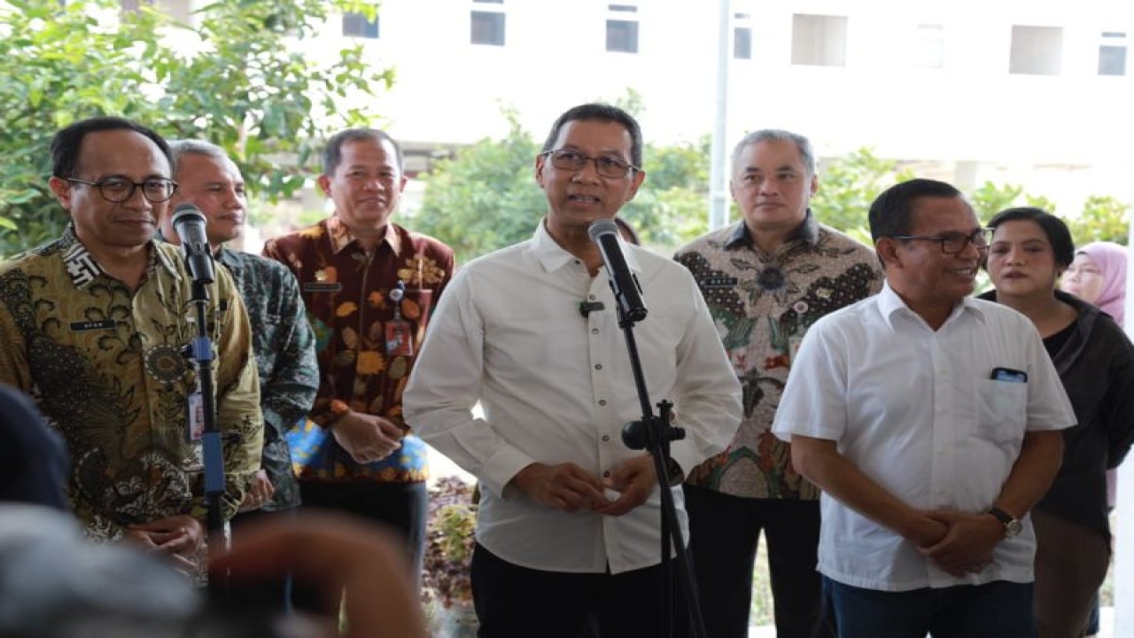 Penjabat Gubernur DKI Jakarta Heru Budi Hartono saat kunjungan kerja di Rumah Susun Sederhana Sewa (Rusunawa) Nagrak, Cilincing, Jakarta Utara, Kamis (26/10/2023). ANTARA/HO-Kominfotik Jakarta Utara