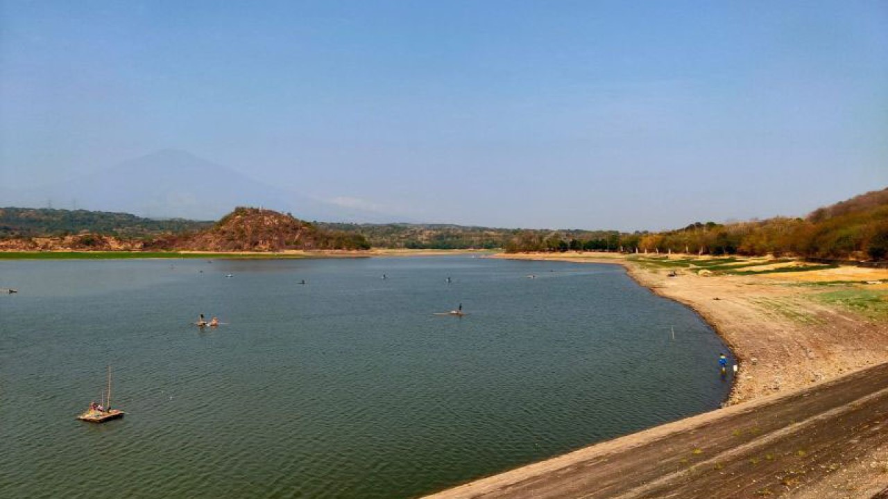 Kondisi debit air Waduk Setupatok di Kecamatan Mundu, Cirebon, Jawa Barat, Kamis (5/10/2023), yang mulai menyusut. (ANTARA/Fathnur Rohman)