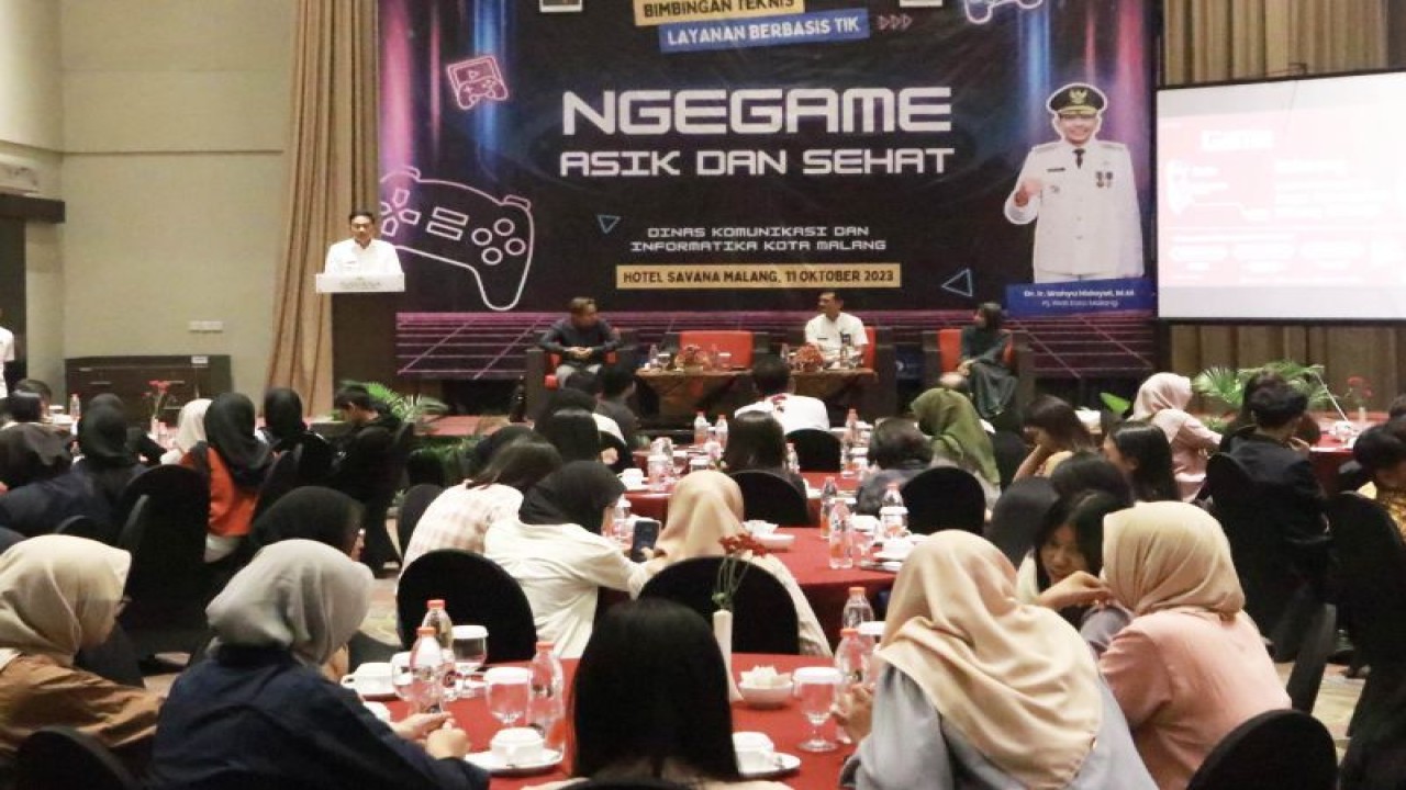 Penjabat (Pj) Wali Kota Malang Wahyu Hidayat pada saat memberikan pengarahan dalam Bimbingan Teknis Layanan Teknologi Informasi Masyarakat bertajuk Ngegame Asik dan Sehat, di Kota Malang, Jawa Timur, Rabu (11/10/2023). ANTARA/HO-Prokopim Setda Kota Malang.