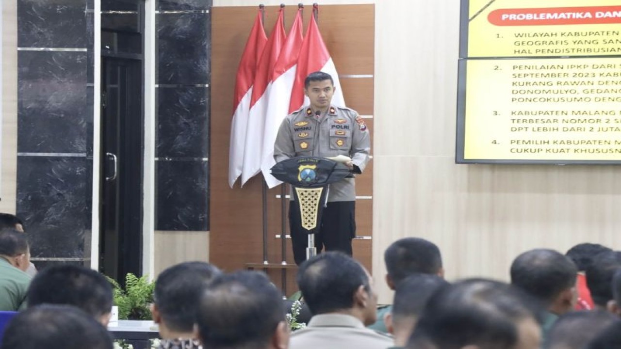 Wakapolres Malang Kompol Wisnu S. Kuncoro saat memberikan pengarahan dalam rapat koordinasi lintas sektoral Operasi Mantab Brata Semeru 2023 di Kepanjen, Kabupaten Malang, Jawa Timur, Jumat (13/10/2023). (ANTARA/HO-Humas Polres Malang)