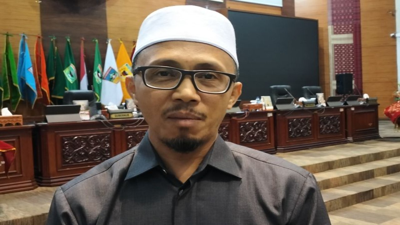 Wakil Ketua DPRD Provinsi Sumbar Irsyad Syafar saat diwawancarai di Padang, Senin, (9/10/2023). ANTARA/Muhammad Zulfikar.