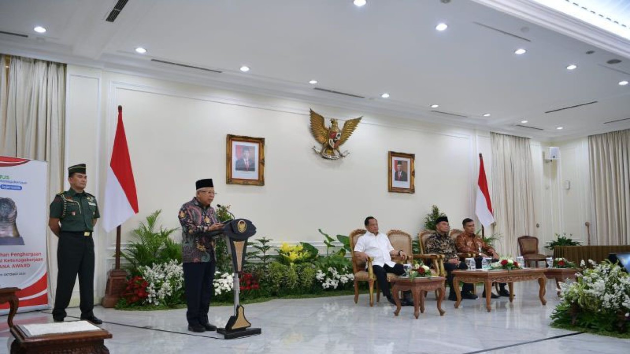 Wakil Presiden Ma'ruf Amin memberikan sambutan pada acara Penganugerahan Penghargaan Jaminan Sosial Ketenagakerjaan (Paritrana Award) Tahun 2022 di Istana Wakil Presiden, Jakarta, Jumat (20/10/2023). ANTARA/HO-BPMI Setwapres