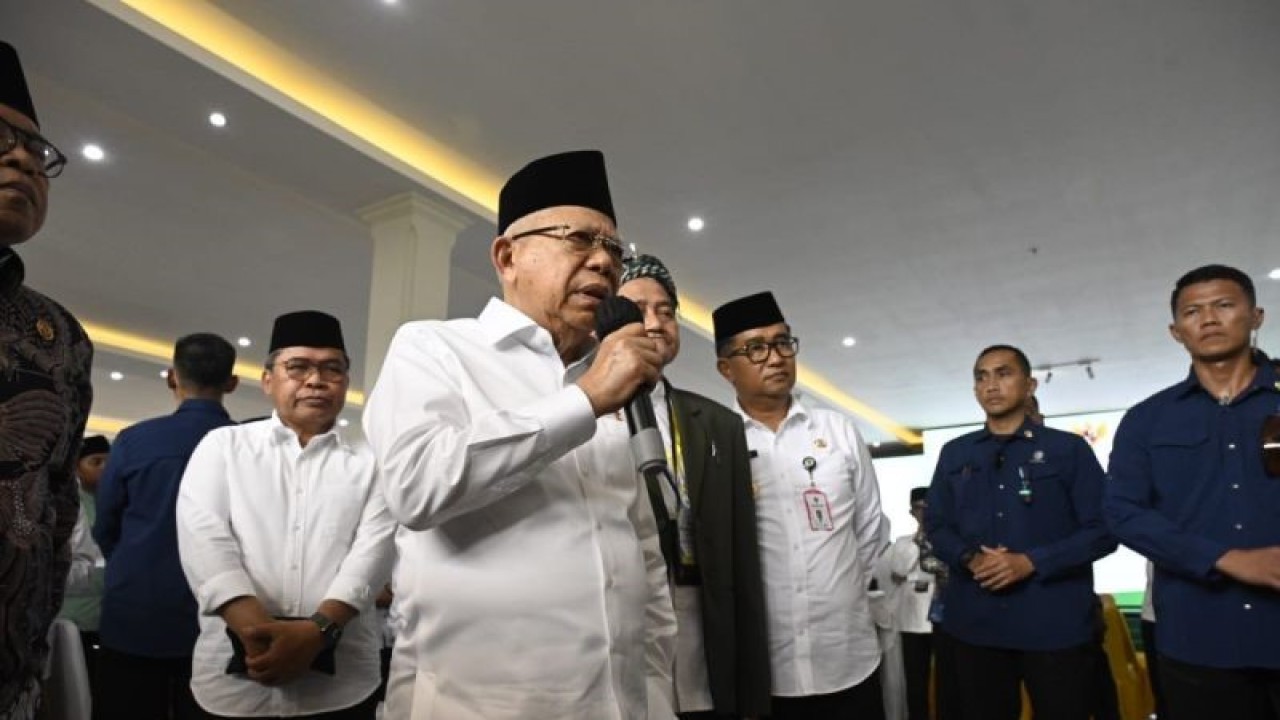 Wakil Presiden Ma’ruf Amin memberikan keterangan kepada wartawan di Kalimantan Timur, Selasa (24/10/2023). ANTARA/HO-BPMI Setwapres