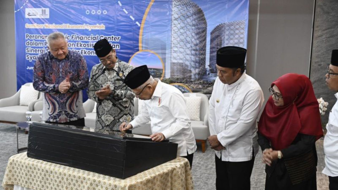 Wakil Presiden RI Ma'ruf Amin dalam Seminar Nasional Ekonomi Syariah di Gedung Menara Syariah Pantai Indah Kapuk (PIK) 2, Tangerang, Banten, Jumat (27/10/2023). ANTARA/HO-Sekretariat Wakil Presiden