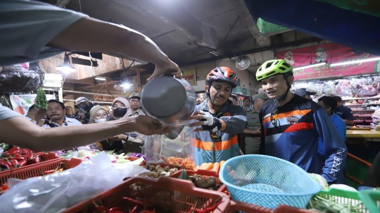 Wali Kota Administrasi Jakarta Timur M Anwar saat melakukan inspeksi mendadak (sidak) harga pangan dan kualitas pangan di Pasar Rawamangun, Kecamatan Pulogadung, Jakarta Timur, Selasa (24/10/2023). ANTARA/HO-Kominfotik Jakarta Timur