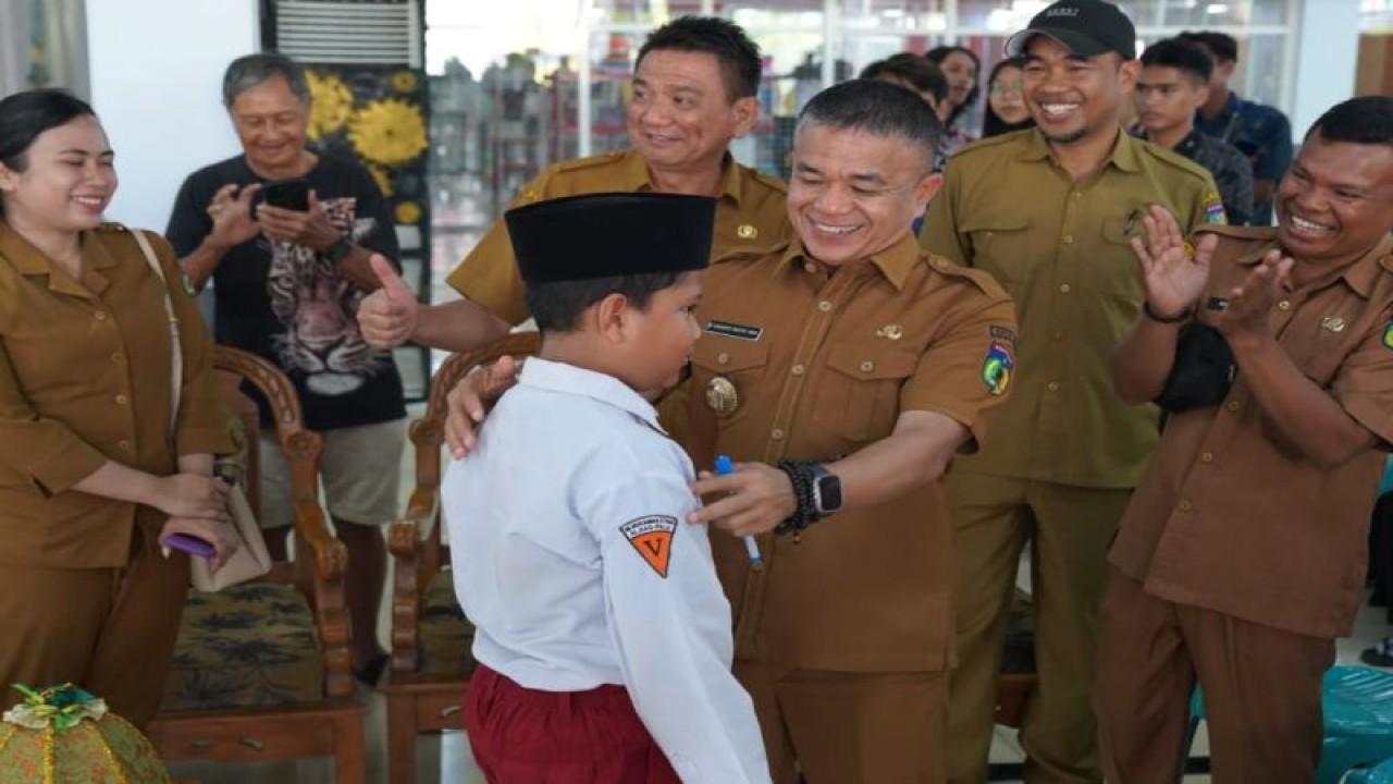 Wali Kota Palu, Hadianto Rasyid menyapa salah satu peserta usai membuka kegiatan Festival Anak yang diinisiasi Himpunan Mahasiswa Pendidikan Guru Sekolah Dasar Fakultas Keguruan dan Ilmu Pendidikan (FKIP) Universitas Tadulako di Palu, Selasa (10/9/2023). ANTARA/HO-Humas Pemkot Palu