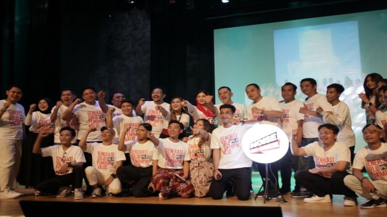 Wali Kota Surabaya Eri Cahaydi (tengah) saat menghadiri kegiatan "campaign generasi solid" bertema "Gen Z Berdikari Menuju Indonesia Emas 2045" di Balai Pemuda Surabaya, Jawa Timur, Selasa (10/10/2023). ANTARA/HO-Panitia Noise No Cancel