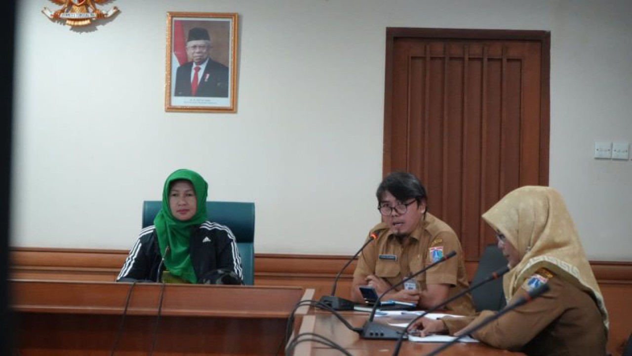 Wakil Wali Kota Jaktim Iin Mutmainah saat membuka Sosialisasi Penguatan, Pencegahan dan Penanganan TPPO secara daring di Ruang Rapat Wakil Walikota, Lantai 2 Gedung Blok A Kantor Wali Kota Jakarta Timur, Selasa (3/10/2023). ANTARA/HO-Kominfotik Jakarta Timur