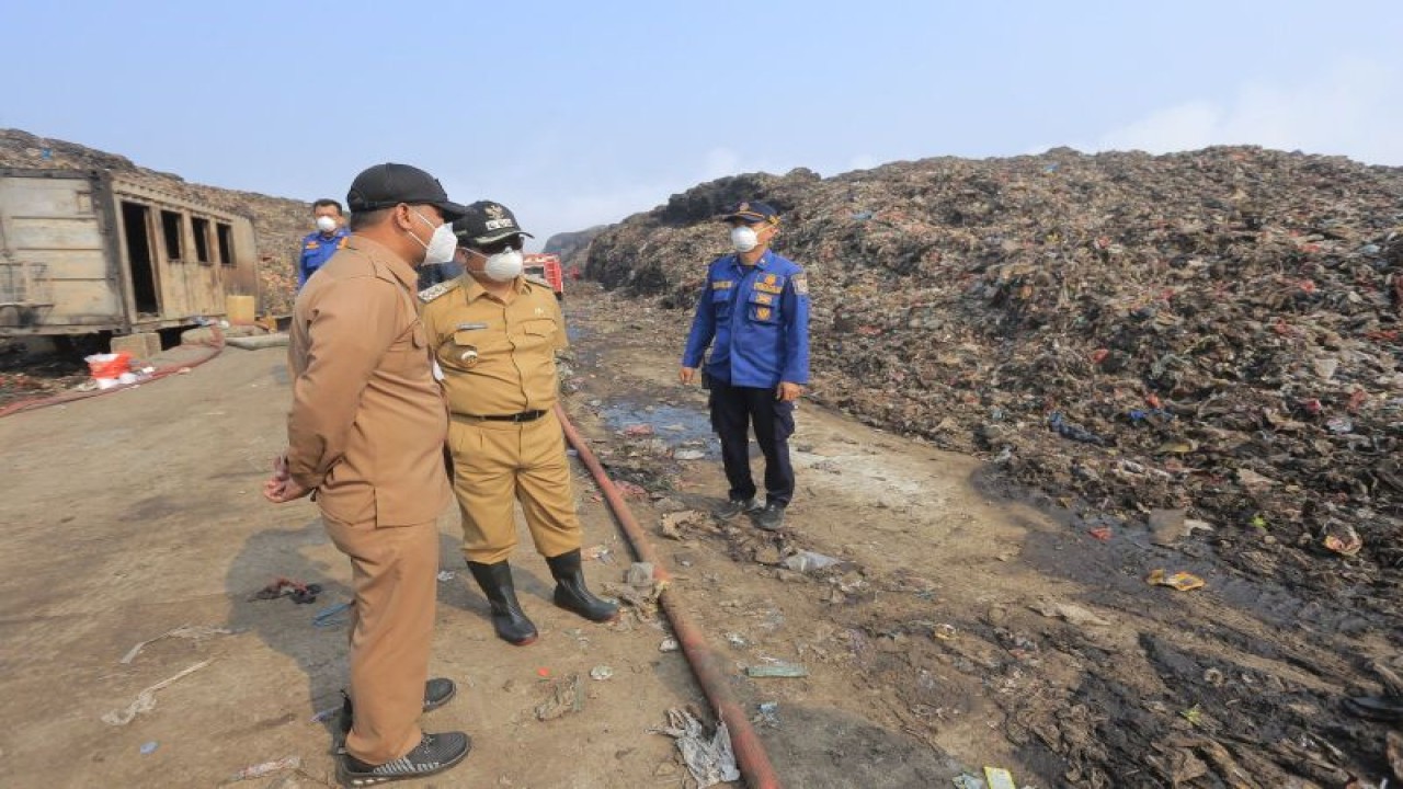 Wali Kota Tangerang Arief R Wismansyah (tengah) sedang berbincang dengan Kadis LH Tihar Sopian terkait solusi terbaru mengatasi kebakaran TPA Rawakucing diantaranya menggunakan drone thermal sesuai sarana BNPB. ANTARA/HO-Pemkot