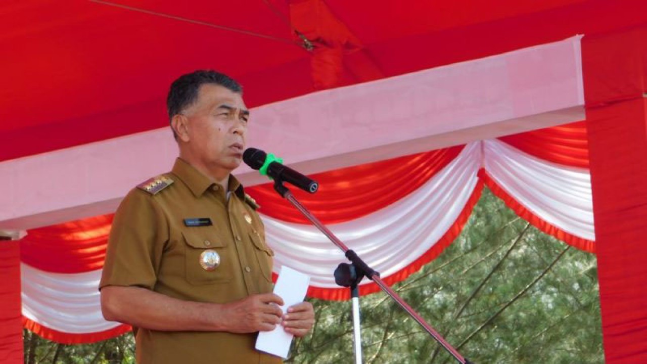 Bupati Natuna Wan Siswandi saat menjadi pembina upacara hari peringatan sumpah pemuda di Pantai Piwang Kecamatan Bunguran Timur (ANTARA/Muhamad Nurman)