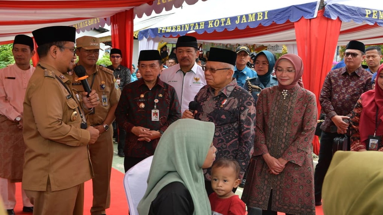 Wakil Presiden (Wapres) K.H. Ma’ruf Amin beserta Ibu Hj. Wury Ma’ruf Amin meninjau Posyandu Dahlia I, Kelurahan Thehok, Kecamatan Jambi Selatan, Selasa (31/10/2024).