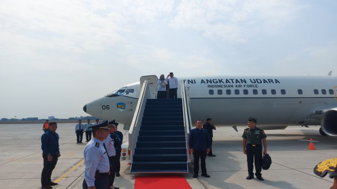 Wakil Presiden Ma'ruf Amin naik ke Pesawat Khusus Kepresidenan Boeing 737-400 TNI Angkatan Udara (AU) menuju ke Papua dari Lanud Halim Perdanakusuma, Jakarta, Senin (9/10/2023).. (ANTARA/Andi Firdaus).