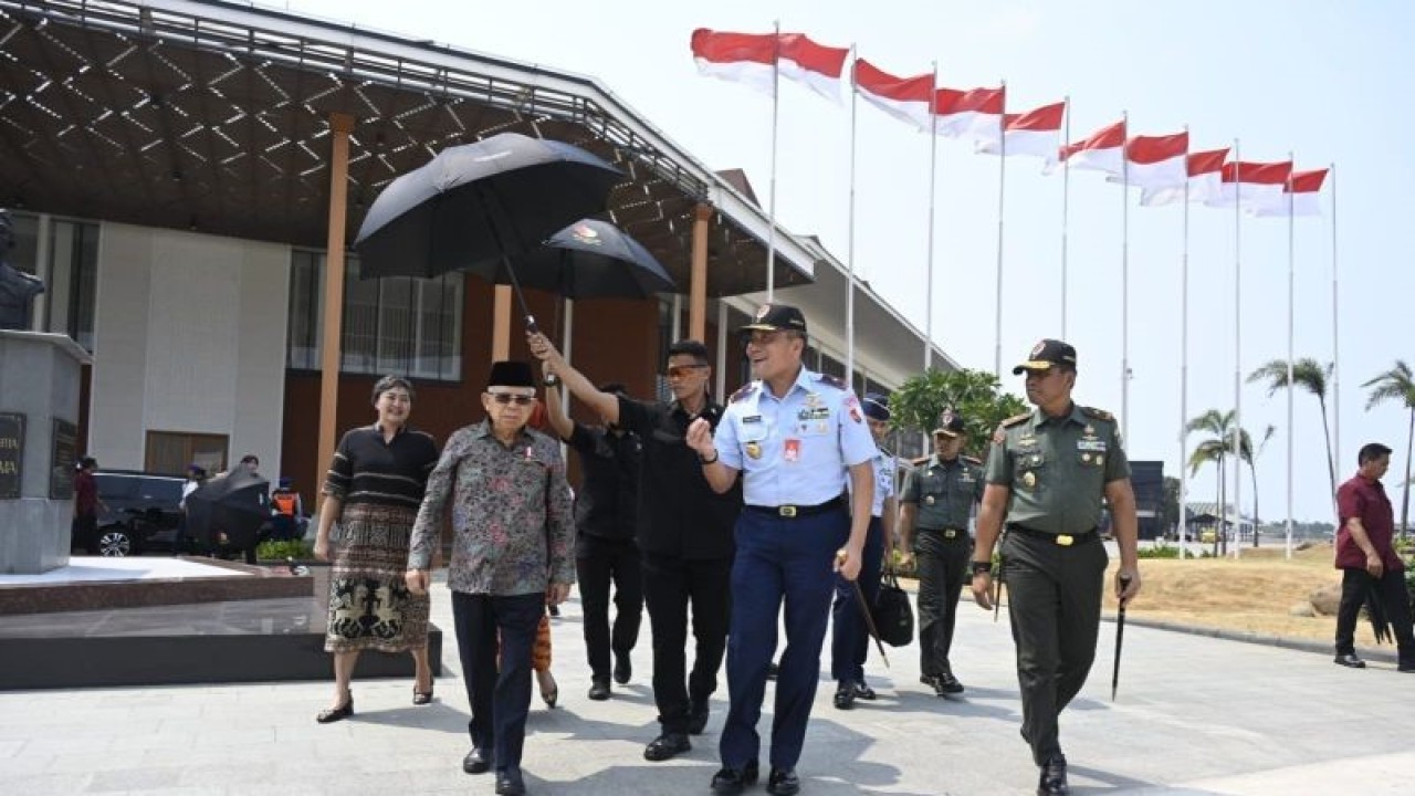 Wakil Presiden Ma’ruf Amin bertolak ke Kalimantan dari Pangkalan Udara TNI AU Halim Perdanakusuma, Jakarta, Senin (23/10/2023). (ANTARA/HO-BPMI Setwapres)