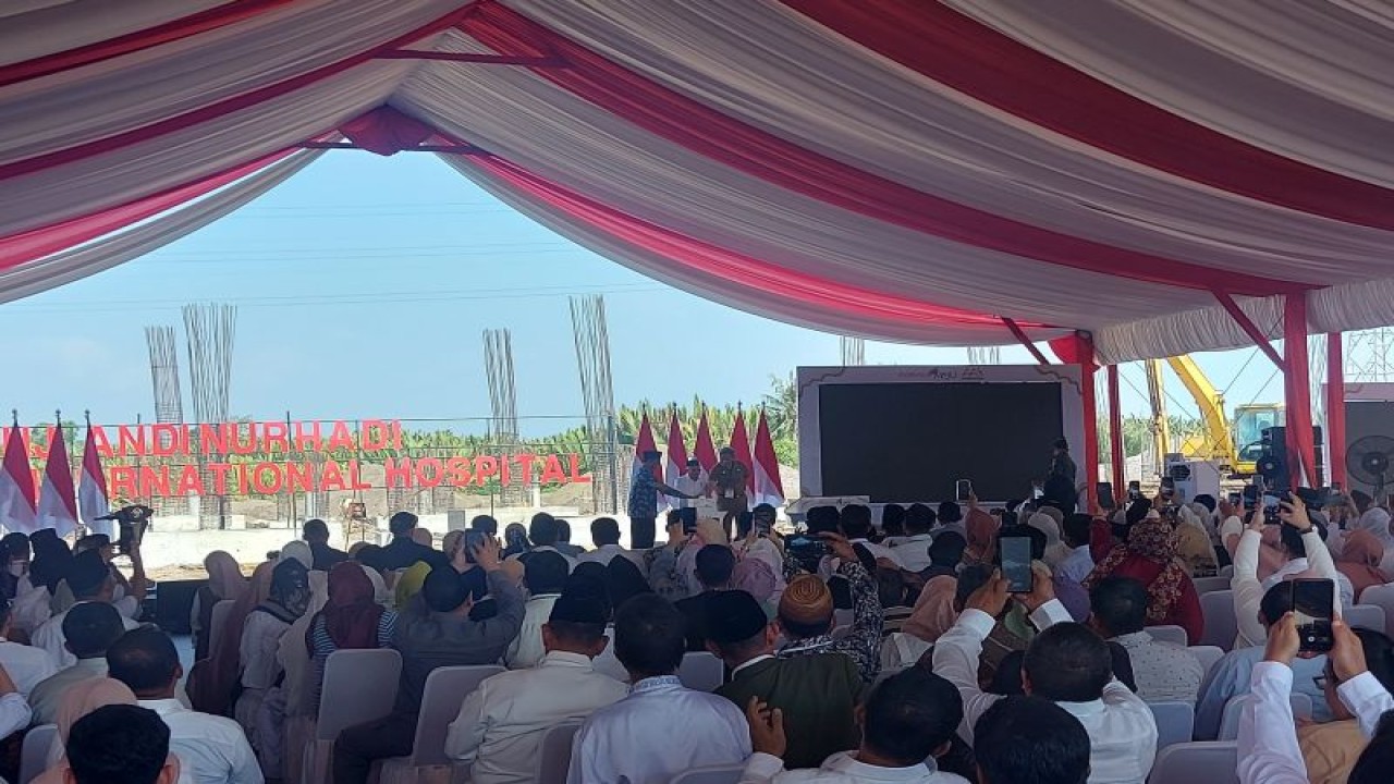 Wakil Presiden RI Ma'ruf Amin menekan tombol sirine tanda dimulainya pembangunan Masjid Hj Andi Nurhadi di Makassar, Sulawesi Selatan, Senin (9/10/2023). ANTARA/Andi Firdaus