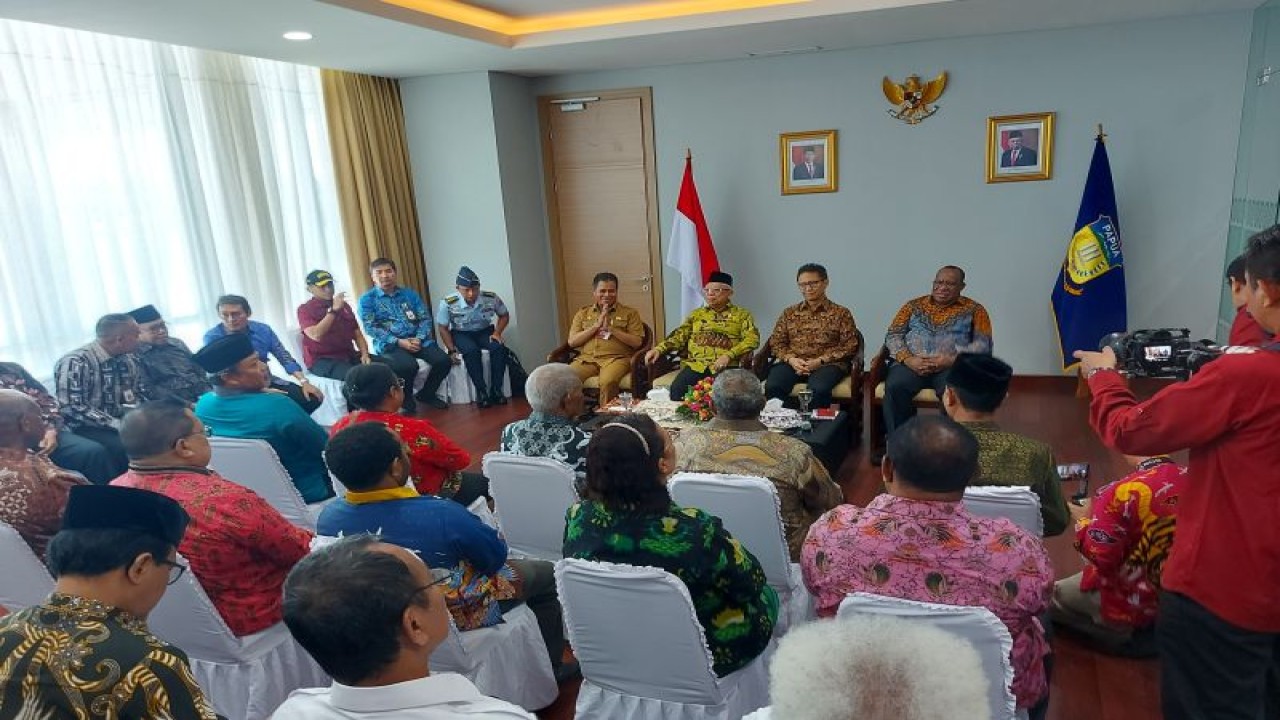 Wakil Presiden RI Ma'ruf Amin, didampingi Menteri Kesehatan RI Budi Gunadi Sadikin selaku ad interim Menko Polhukam, Wakil Menteri Dalam Negeri John Wempi Wetipo, dan Pj Gubernur Papua Ridwan Rumasukun hadir di agenda pertemuan bersama pegiat HAM Papua di Jayapura, Provinsi Papua, Selasa (10/10/2023) dalam rangka mewujudkan perdamaian berkelanjutan. ANTARA/Andi Firdaus