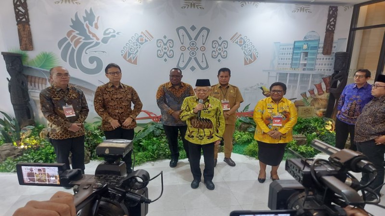 Wakil Presiden RI Ma'ruf Amin saat menyampaikan keterangan kepada wartawan dalam konferensi pers kunjungan kerja di Kantor Gubernur Papua, Jayapura, Provinsi Papua, Selasa (10/10/2023). (ANTARA/Andi Firdaus)